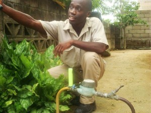 Funcionário da SWM (Surinaamse Water Maatschappij) instalando o sensor Ortomat na rede
