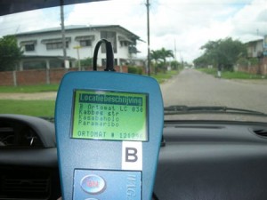 Leitura dos dados via rádio nas ruas de Paramaribo, capital da Républica do Suriname